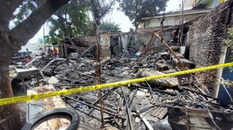 5 Kios di Samping SMA 112 Kembangan Jakbar Ludes Terbakar, Api Diduga Akibat Korsleting Listrik