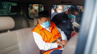 Mantan Bupati Sidoarjo Saiful Ilah di mobil tahanan usai diperiksa di Gedung Merah Putih KPK, Jakarta, Selasa (7/3/2023). [Suara.com/Alfian Winanto]