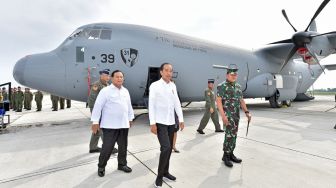 Presiden Joko Widodo atau Jokowi meninjau pesawat baru TNI Angkatan Udara C-130J-30 Super Hercules di Pangkalan TNI AU Lanud Halim Perdanakusuma, Jakarta, Rabu (8/3/2023). [Agus Suparto]