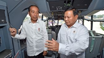 Presiden Joko Widodo atau Jokowi meninjau pesawat baru TNI Angkatan Udara C-130J-30 Super Hercules di Pangkalan TNI AU Lanud Halim Perdanakusuma, Jakarta, Rabu (8/3/2023). [Agus Suparto]