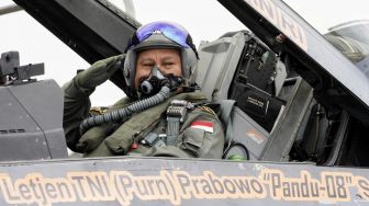 Terima Wing Penerbang, Begini Gaya Prabowo Kenakan Wearpack dan Jajal Jet Tempur F16