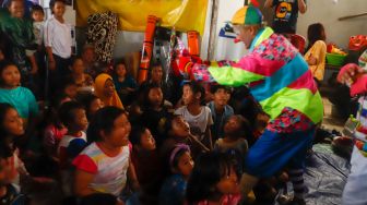 Sejumlah Badut yang tergabung dalam komunitas Aku Badut Indonesia (ABI) menghibur anak-anak di pengungsian korban kebakaran Depo Pertamina Plumpang di Koja, Jakarta Utara, Rabu (8/3/2023). [Suara.com/Alfian Winanto]