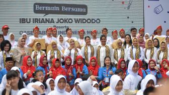Dorong Anak Lebih Aktif, Ibu Negara dan OASE KIM Ajak Siswa SD Bandar Lampung Bermain Permainan Tradisional