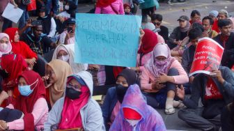 Para peserta melakukan aksi di sekitar Patung Kuda Arjuna Wiwaha, Jakarta Pusat, Rabu (8/3/2023). [Suara.com/Alfian Winanto]
