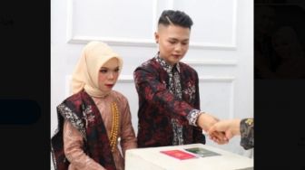 Bikin Kontroversi Lagi, Seleb  TikTok Popo Barbie Pamer Nikah dengan Cewek Jadi-jadian