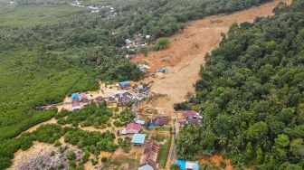Bencana tanah longsor terjadi di Kecamatan Serasan, Kabupaten Natuna, Kepulauan Riau, Selasa (7/3/2023). 10 orang dilaporkan meninggal dunia. [ANTARA FOTO/Kiky Firdaus].