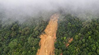 Foto udara bencana tanah longsor di Kecamatan Serasan, Kabupaten Natuna, Kepulauan Riau, Selasa (7/3/2023). 10 orang dilaporkan meninggal dunia. [ANTARA FOTO/Kiky Firdaus].