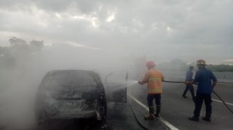 Mobil Innova Hangus Terbakar di Tol Tangerang-Merak