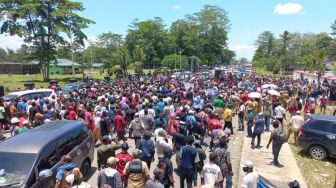 Ribuan Warga Mimika Gelar Aksi Damai Tolak Kriminalisasi Johannes Rettob
