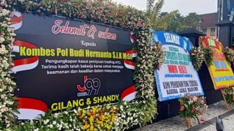 Korban Penipuan Wahyu Kenzo Kirim Karangan Bunga ke Polisi, Ada Nama Gilang Juragan 99