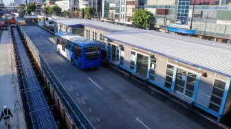 Suasana Halte Transjakarta Harmoni yang ditutup, Jakarta Pusat, Kamis (9/3/2023). [Suara.com/Alfian Winanto]