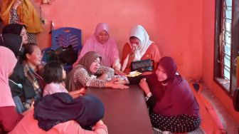 Anaknya Tewas saat Kebakaran Depo Pertamina Plumpang, Sang Ibu Menangis Sambil Peluk Peti Jenazah