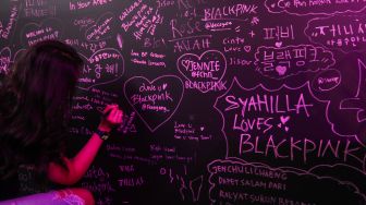 Pengunjung melihat pameran instalasi Blackpink pada acara BLACKPINK In Your Area Pop-up Store and Exhibition di Senayan Park, Jakarta, Kamis (9/3/2023). [Suara.com/Alfian Winanto]