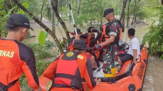 Mobil Strada Hanyut Terbawa Banjir di Lampung Tengah, Dua Penumpang Belum Diketahui Nasibnya