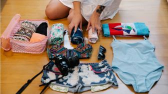6 Tips Mudah Packing Baju untuk Traveling, Anti Ribet!