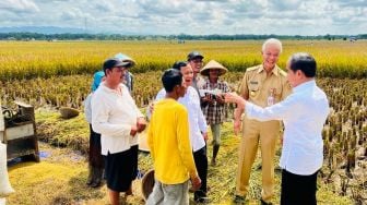 Presiden Joko Widodo atau Jokowi didampingi Gubernur Jateng Ganjar Pranowo dan Menhan Prabowo Subianto meninjau panen raya padi dan berdialog dengan petani di Desa Lajer, Kecamatan Ambal, Kabupaten Kebumen, Provinsi Jawa Tengah, Kamis (9/3/2023). [Foto: Laily Rachev – Biro Pers Sekretariat Presiden]