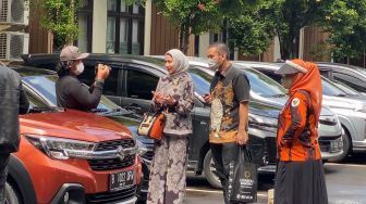 Jelang Jalani Sidang Cerai, Venna Melinda Sibuk Bikin Vlog di Pengadilan Agama Jaksel