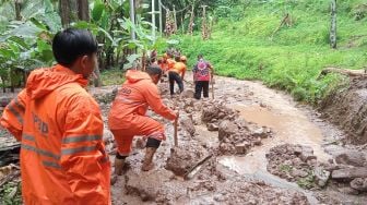 Diguyur Hujan Deras Semalaman, Longsor Tutup Akses Jalan di Suralaya