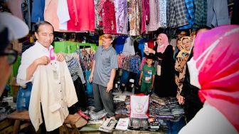 Jokowi Beli Baju Koko dan Prabowo Beli Peci di Pasar Petanahan Kebumen