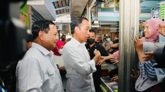 Momen Prabowo Berkeringat Temani Jokowi Blusukan di Pasar Petanahan Kebumen
