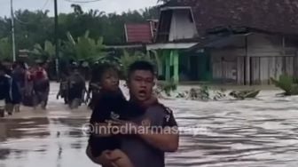 Viral Video Bocah Hanyut Terbawa Arus Banjir di Dharmasraya, Nyawanya Berhasil Diselamatkan Warga dan Polisi