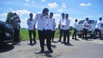 Tinjau Jalan yang Rusak, Walikota Metro Ingatkan Pentingnya Drainase