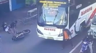 Detik-detik Bus Bagong Ambil Jalur Berlawanan hingga Bikin Pemotor Terjungkal di Tulungagung