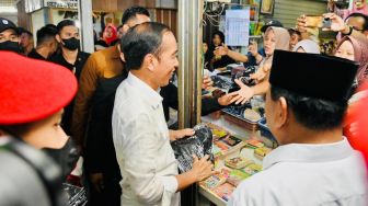 Presiden Joko Widodo atau Jokowi dan Menhan Prabowo Suboianto menyambangi Pasar Petanahan, Kabupaten Kebumen, Provinsi Jawa Tengah, pada Kamis (9/3/2023). [Foto: Laily Rachev - Biro Pers Sekretariat Presiden]
