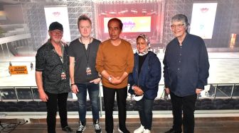 Jokowi Larang Hidup Mewah, Iriana Jokowi Asyik Goyang Nonton Deep Purple Pakai Jaket Rp75 Juta