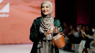 Ayu Dewi Tampil dengan Balutan Hijab Syari Banjir Pujian: Paling Manglingi