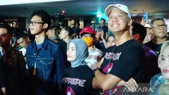 Pakai Baju Couple, Ini Momen Ganjar Pranowo dan Istri Tonton Konser DeepPurple di Solo