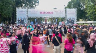 Suasana penonton mulai berdatangan untuk menyaksikan Konser BLACKPINK di Stadion Utama Gelora Bung Karno (SUGBK), Jakarta Pusat, Sabtu (11/3/2023). [Suara.com/Alfian Winanto]