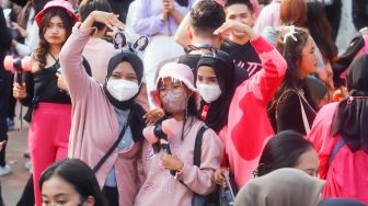 Suasana penonton mulai berdatangan untuk menyaksikan Konser BLACKPINK di Stadion Utama Gelora Bung Karno (SUGBK), Jakarta Pusat, Sabtu (11/3/2023). [Suara.com/Alfian Winanto]