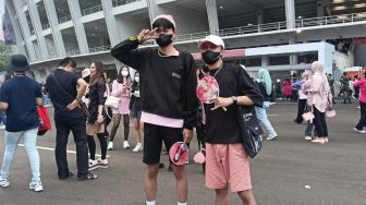 Jauh-Jauh dari Bandung, 2 Lelaki Ini Tampil Stylish Nonton Konser BLACKPINK