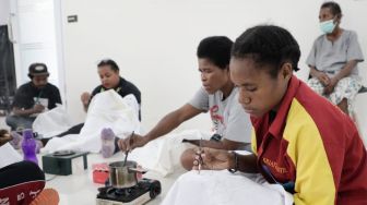 Pelatihan Membatik dari PMI Angkat Motif Autentik Buah Pemikiran Pemuda Papua