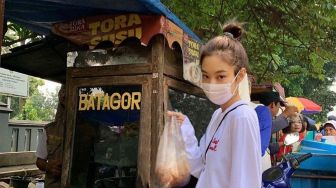 Blackpink Konser 2 Hari di Indonesia, Jennie Ketahuan Beli Batagor di Pinggir Jalan