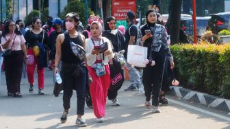 Suasana penonton mulai berdatangan untuk menyaksikan Konser BLACKPINK di Stadion Utama Gelora Bung Karno (SUGBK), Jakarta Pusat, Sabtu (11/3/2023). [Suara.com/Alfian Winanto]