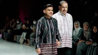 Pak Muh Jadi Model di Acara Fashion Show, Kakinya sampai Gemetar karena Grogi