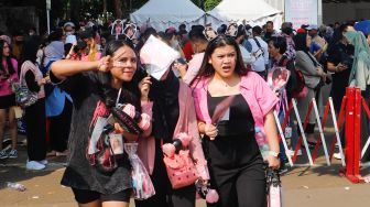 Suasana penonton mulai berdatangan untuk menyaksikan Konser BLACKPINK di Stadion Utama Gelora Bung Karno (SUGBK), Jakarta Pusat, Sabtu (11/3/2023). [Suara.com/Alfian Winanto]