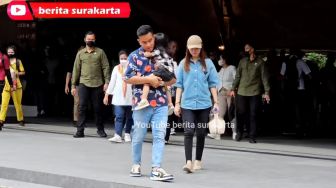 Rayakan Ultah Jan Ethes Bareng Presiden Jokowi, Penampilan Casual Selvi Ananda Curi Perhatian: Kemejanya Aja Rp 20 Juta