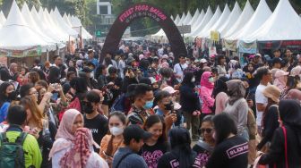 Suasana penonton mulai berdatangan untuk menyaksikan Konser BLACKPINK di Stadion Utama Gelora Bung Karno (SUGBK), Jakarta Pusat, Sabtu (11/3/2023). [Suara.com/Alfian Winanto]