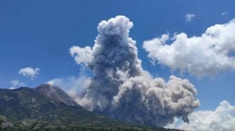 Gunung Merapi Luncurkan Awan Panas Sejauh 7 Kilometer, Mengarah Kali Bebeng dan Krasak