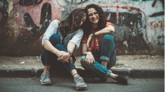 4 Manfaat yang Didapat saat Punya Sahabat Introvert, Pendengar yang Baik!