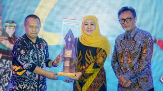 Gubernur Khofifah Terima Anugerah Tokoh Nasional Peduli Wartawan oleh PWI Jatim