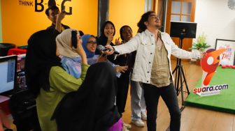 Pedangdut Thomas Djorghi tampil saat perayaan Ulang Tahun ke-9 Suara.com di Kuningan, Jakarta, Senin (13/3/2023). [Suara.com/Alfian Winanto]