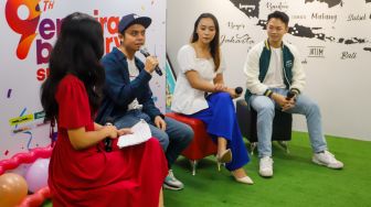 Head of Growth Suara.com Dimas Sagita (kedua kiri), Nexus Talent Cinthia Karani (kedua kanan), dan Content Creator Felix Alexander (kanan) memberikan paparan saat peluncuran Nexus Creative Hub di Kantor Suara.com di Kuningan, Jakarta, Senin (13/3/2023). [Suara.com/Alfian Winanto]