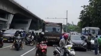 Diduga Alami Rem Blong, Sebuah Truk Fuso Tabrak 3 Pemotor di Lampu Merah Slipi