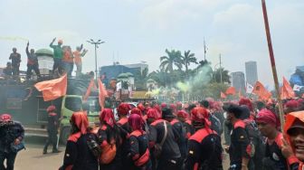 Nyalakan Flare Sambil Bernyanyi di Gerbang DPR, Partai Buruh: Jangan Kembali Pulang, Sebelum Kita Menang!