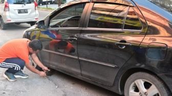 Gubernur Sulsel Andi Sudirman Bantu Warga Ganti Ban Mobil di Jalan Raya