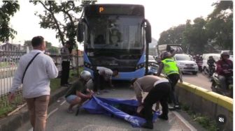 Brak! Pemotor Wanita Tewas Usai Tertabrak Bus TransJakarta di Cempaka Putih Jakpus